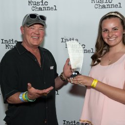1657-RobandDaniellesmilingonRedCarpetwithaward.jpg