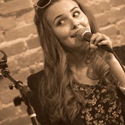 3295-Daniellesingingonhersongblackandwhite.jpg