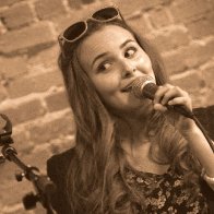 3295-Daniellesingingonhersongblackandwhite.jpg