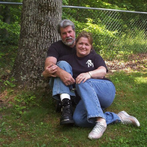 6411-CarolynJohnunderthetree1May292007