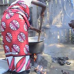 6460-voluteerscooking.JPG