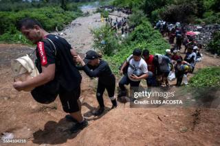 migrantswalkbythejunglenearbajochiquitovillagethefirstbordercontrolofthedarien.jpg